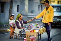 Rodiče prodali dceru (14) za pár šupů a 5 lahví whiskey: Nová rodina ji nutila žebrat!