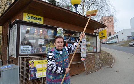 Bohumila Albrechtová ukazuje, jak na lupiče nastoupila s koštětem.