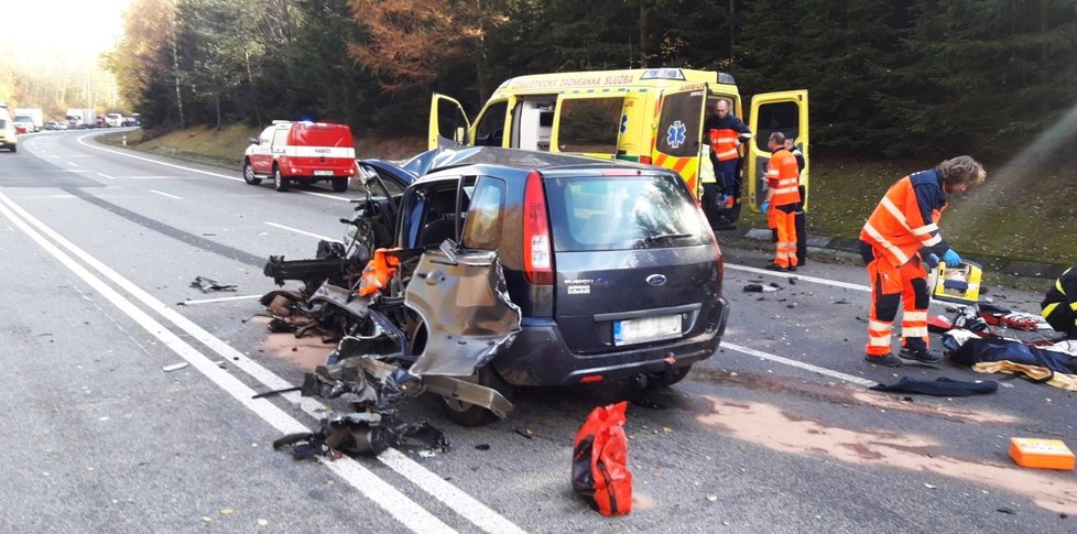 Při čelní srážce dvou auta na Klatovsku zemřeli dva lidé. Tři další, z toho dvě děti, byli zraněni.