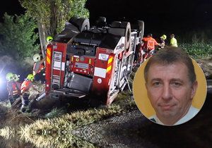 Policie obvinila hasiče, který za volantem cisterny havaroval u Šumperka. Na místě zemřel jeho kolega