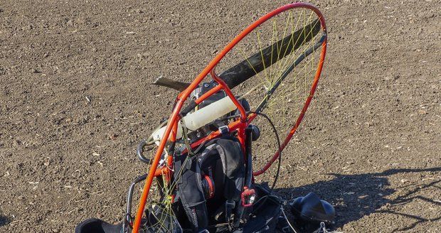 Muž v garáži opravoval motor paraglidu. Vrtule ho skoro rozsekala!