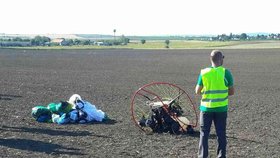 Tragédie zastavila šampionát: Inspekce zkoumá, proč se u Břeclavi zřítil paraglidista (†23)