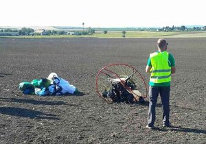 Polský pilot (23) motorového rogala zemřel ve středu odpoledne po pádu poblíž Moravského Žižkova na Břeclavsku.