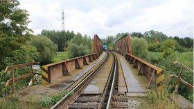 Kvůli špatným dveřím zemřel loni na Břeclavsku vlakvedoucí († 56).