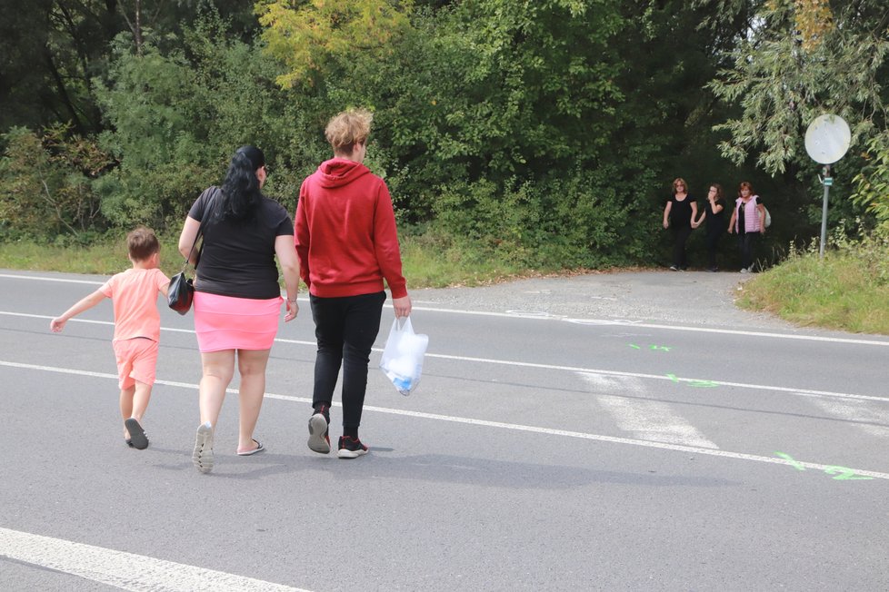 Turistická stezka vede přímo přes rušnou komunikaci, kde auta jezdí běžně rychlostí 90 km/hod.