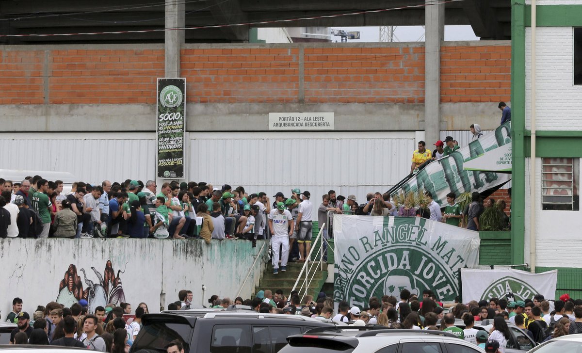 Na stadion Arena Conda s kapacitou 22 600 lidí přicházely včera truchlit tisíce fanoušků.