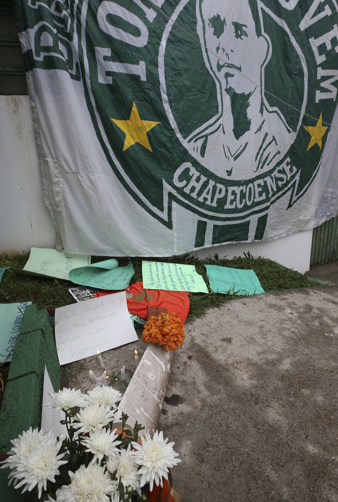 Na stadion Arena Conda s kapacitou 22 600 lidí přicházely včera truchlit tisíce fanoušků.