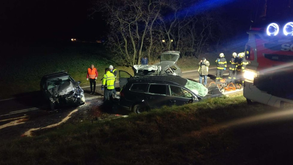 Při tragické nehodě u Pavlic na Znojemsku zemřeli v pondělí v podvečer čtyři lidé.