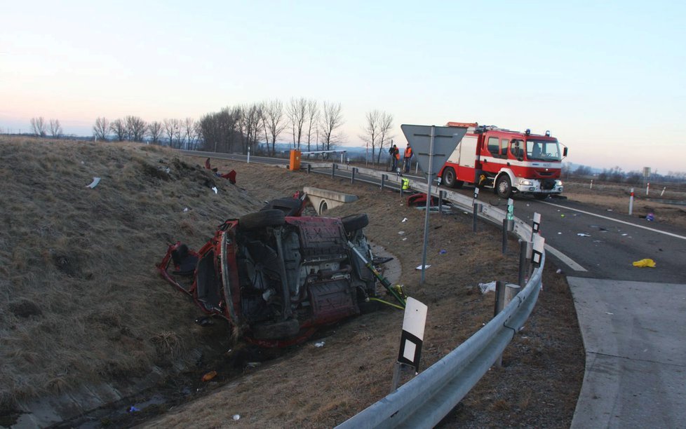 Opilý řidič nezvládl jízdu po dálničním přivaděči a havaroval. Jeden spolujezdec zemřel, další dva se těžce zranili.