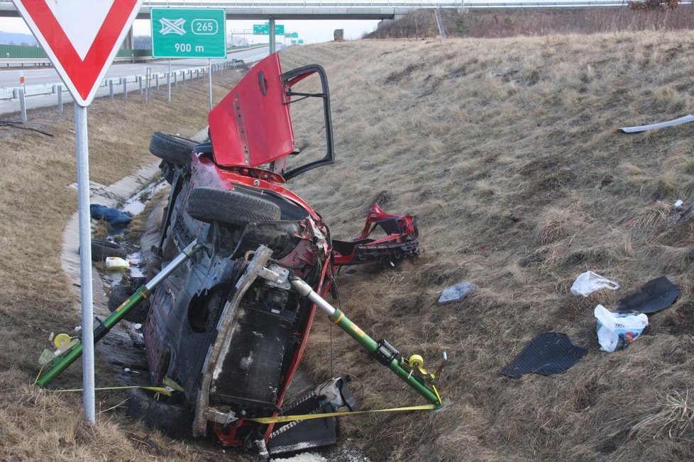 Opilý řidič nezvládl jízdu po dálničním přivaděči a havaroval. Jeden spolujezdec zemřel, další dva se těžce zranili.