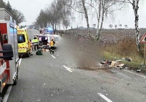 K tragédii došlo u Bořitova na Blanensku. Viník (71) nehody špatně objížděl porouchaný vůz a v protisměru se střetl s jiným osobákem. Starší řidič (+68) zemřel, další dva lidé utrpěli vážná zraněni.