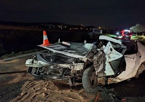 Riskantní předjíždění u Vracova stálo v pátek večer život řidiče Dacie. Další tři lidě utrpěli zranění.