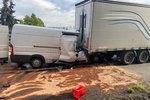 Při páteční ranní srážce dodávky a kamionu na D1 u Brna zemřel jeden z řidičů.
