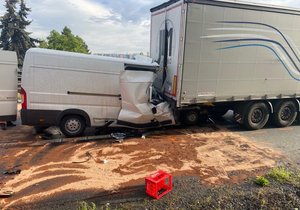 Při páteční ranní srážce dodávky a kamionu na D1 u Brna zemřel jeden z řidičů.
