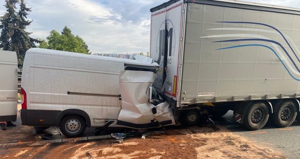 Další tragédie na D1 u Brna: Šofér dodávky to napálil do kamionu, náraz nepřežil  