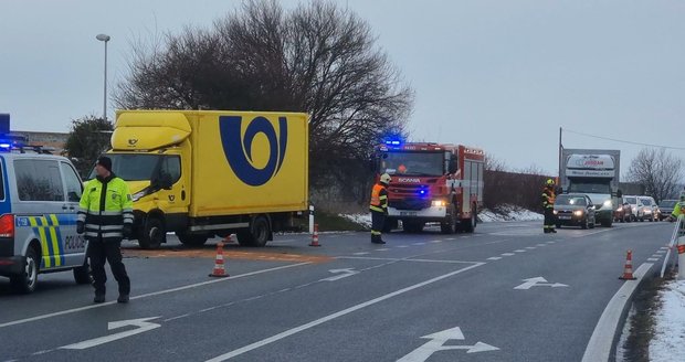 Při pondělní ranní nehodě u Branišovic zemřel starší spolujezdec v osobáku. Jeho řidič nedal přednost poštovní dodávce.