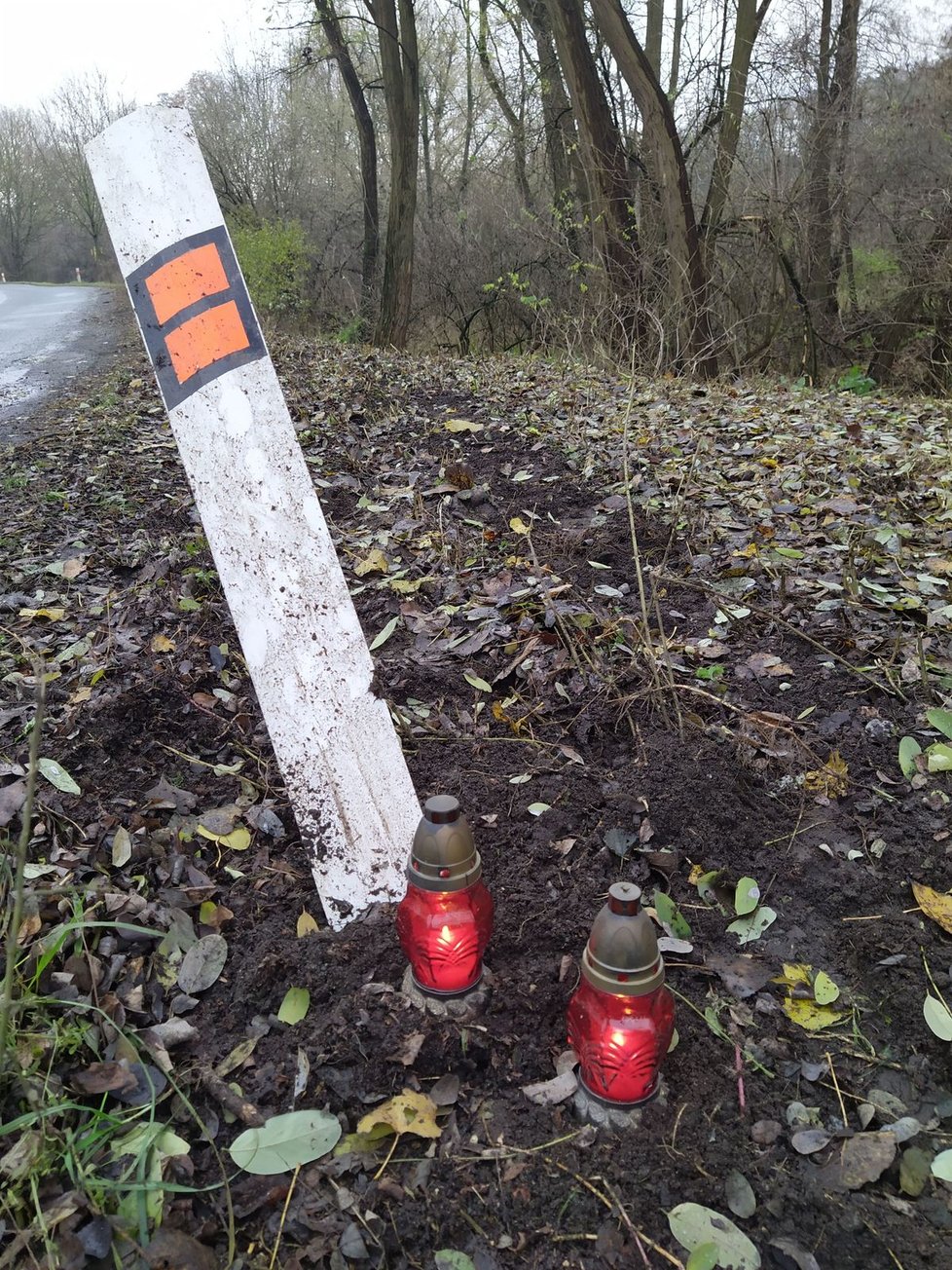 Pár hodin po tragédii se na místě nehody objevily první svíčky.