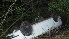 Noční tragédie u Křtin: Mladík (†23) nezvládl smyk, ve zdemolovaném autě ho našli cyklisté 