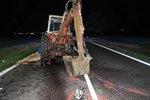 Řidič dodávky narazil v noci na sobotu u Lechovic zezadu do traktor bagru. Při nehodě na místě zemřel.