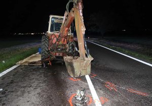 Řidič dodávky narazil v noci na sobotu u Lechovic zezadu do traktor bagru. Při nehodě na místě zemřel.