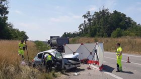 Při dopolední nehodě u Lechovic na Znojemsku zemřeli v osobním voze senioři.