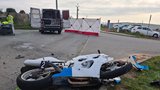 Motorkář na Brněnsku narazil do dodávky: Oživování nepomohlo, zemřel