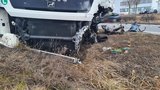 Přejel do protisměru a zemřel: Řidič osobního auta nepřežil v Brně srážku s náklaďákem