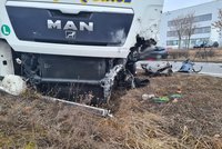 Přejel do protisměru a zemřel: Řidič osobního auta nepřežil v Brně srážku s náklaďákem