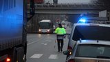 Děsivý začátek týdne v Brně: Mladá žena zemřela při požáru, senior pod koly náklaďáku
