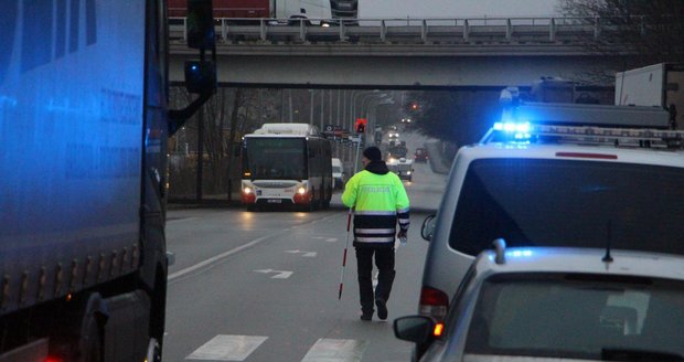 Děsivý začátek týdne v Brně: Mladá žena zemřela při požáru, senior pod koly náklaďáku