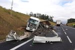 Při ranním střetu dvou nákladních vozů na nové obchvatu u Lechovic na Znojemsku zemřel jeden z řidičů.