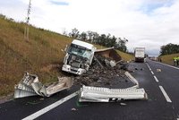 Zavřená dálnice D56 na Ostravu: U Staříče se srazil náklaďák a osobní auto