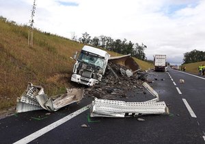 Při ranním střetu dvou nákladních vozů na nové obchvatu u Lechovic na Znojemsku zemřel jeden z řidičů.