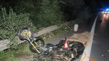 Tragický start nového týdne: Čelní střet s osobákem u Holubic nepřežil mladý motorkář
