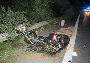 Čelní náraz měl pro motorkáře fatální následky. Muž (30) na místě zemřel, ze stroje zbyla jen hromada trosek.