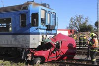 Tragédie na Znojemsku: Dívka (†15) a mladík (†21) zemřeli na přejezdu, auto smetl vlak