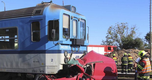 Tragédie na Znojemsku: Dívka (†15) a mladík (†21) zemřeli na přejezdu, auto smetl vlak 
