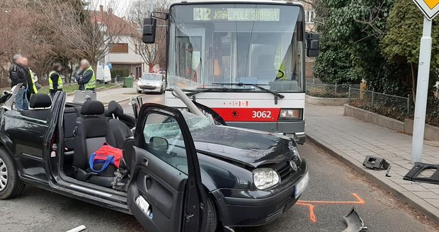 Tragická nepozornost: Šofér osobáku nedal přednost trolejbusu, na místě zemřel