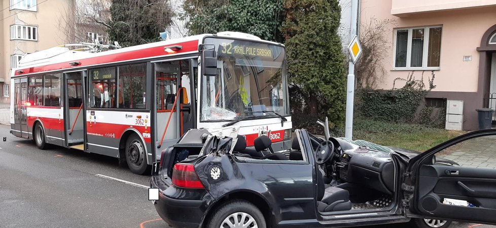 Ranní nehodu v Brně nepřežil nepozorný řidič osobáku, podle záznamů kamer vjel před trolejbus jedoucí po hlavní ulici.