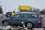 Při pondělní ranní srážce osobáku a poštovní dodávky u Branišovic zemřel spolujezdec z osobního auta.