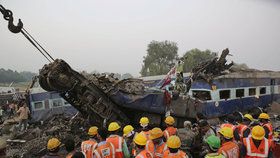Tragická nehoda vlaku v Indii si vyžádala nejméně 119 životů