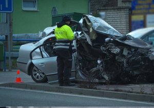 Nehoda opilého řidiče ve Vracově na Hodonínsku skončila v sobotu ráno smrtí devatenáctiletého spolujezdce.