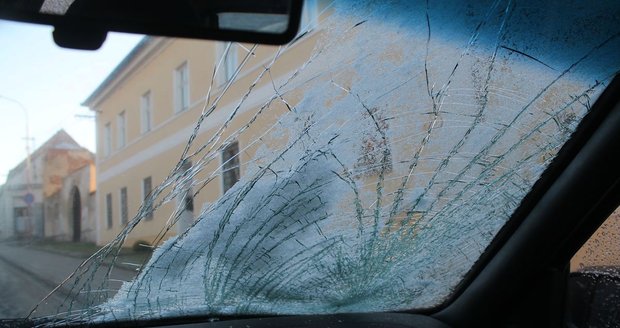 Zbytečná smrt. Mladá řidička (21) neočistila zamrzlá okna, na přechodu smrtelně zranila chodkyni. Po roce jí soud udělil podmíněný trest, zákaz řízení a nařídil vyplatit příbuzným odškodnění půl milionu.