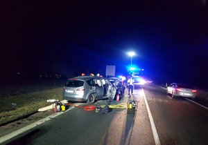 Při pondělní večerní nehodě u Branišovic zemřel řidič jednoho z osobáků, druhý skončil ve vážném stavu v nemocnici. Vozy se srazily na hlavní cestě v plné rychlosti.