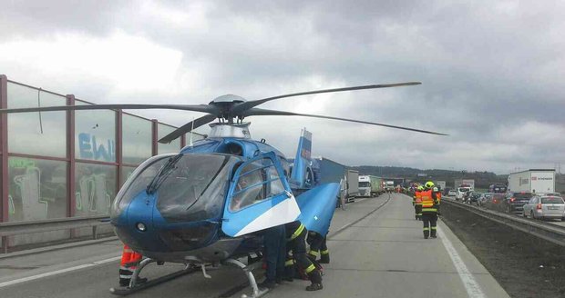 Záchranářský vrtulník se vrátil zpět na základnu, zraněný dělník zasažený elektrickým proudem na D1 na místě zemřel.