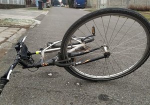 Chodkyně, která loni zavinila srážku s cyklistou, vyvázla u soudu v Brně s roční podmínkou. Znalecký posudek odhalil na kole závadu brzd.