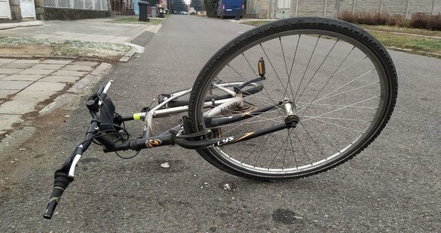 Chodkyně, která loni zavinila srážku s cyklistou, vyvázla u soudu v Brně s roční podmínkou. Znalecký posudek odhalil na kole závadu brzd.