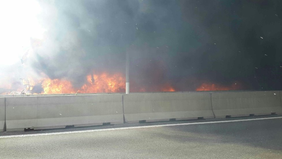 Požár na dálnici D1 u Brna.