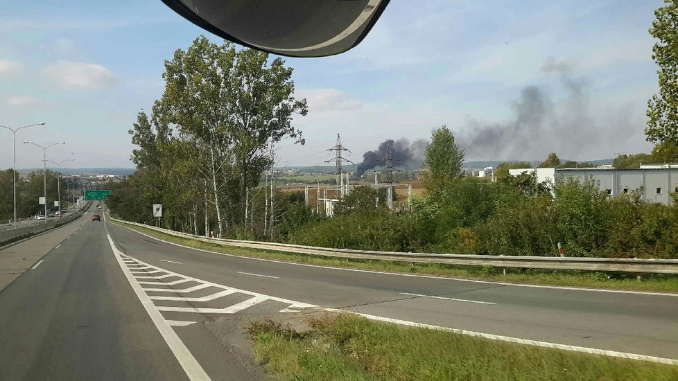 Požár byl vidět z velké dálky.