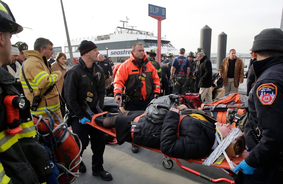 Z trajektu záchranáři vynosili desítky zraněných